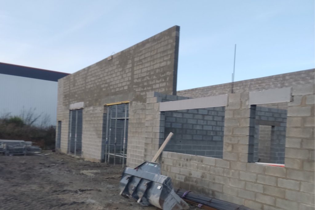 Ouverture de mur porteur à Bernay en cours avec protections et mise en sécurité sur chantier à Bernay.