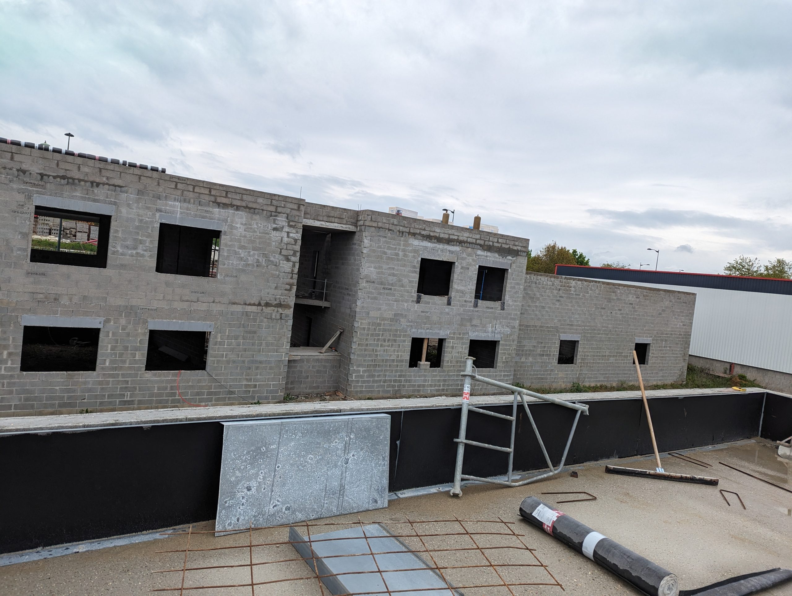 Travaux de maçonnerie générale à Bernay : montage et contrôle des niveaux sur chantier.