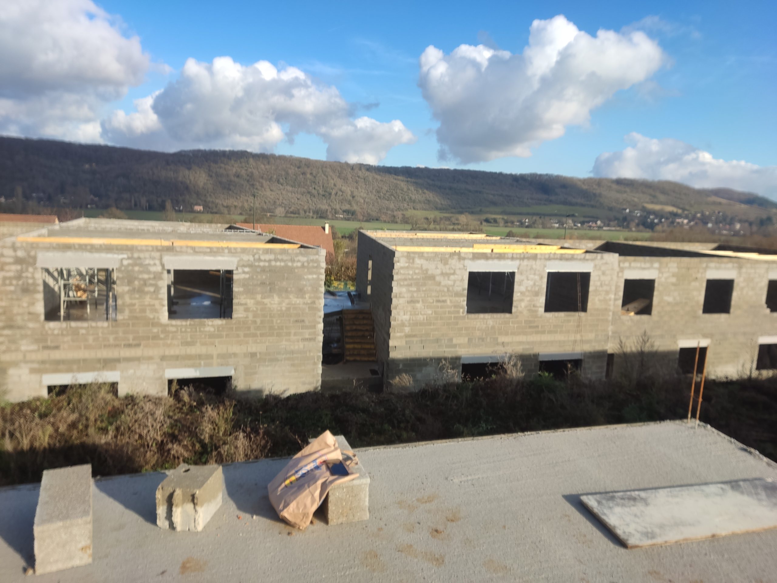 Étape de chantier de maçonnerie autour de Bernay (Eure) : préparation et contrôle des niveaux.
